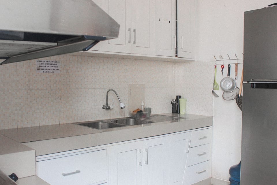 Coffee/tea maker, electric kettle, dining tables