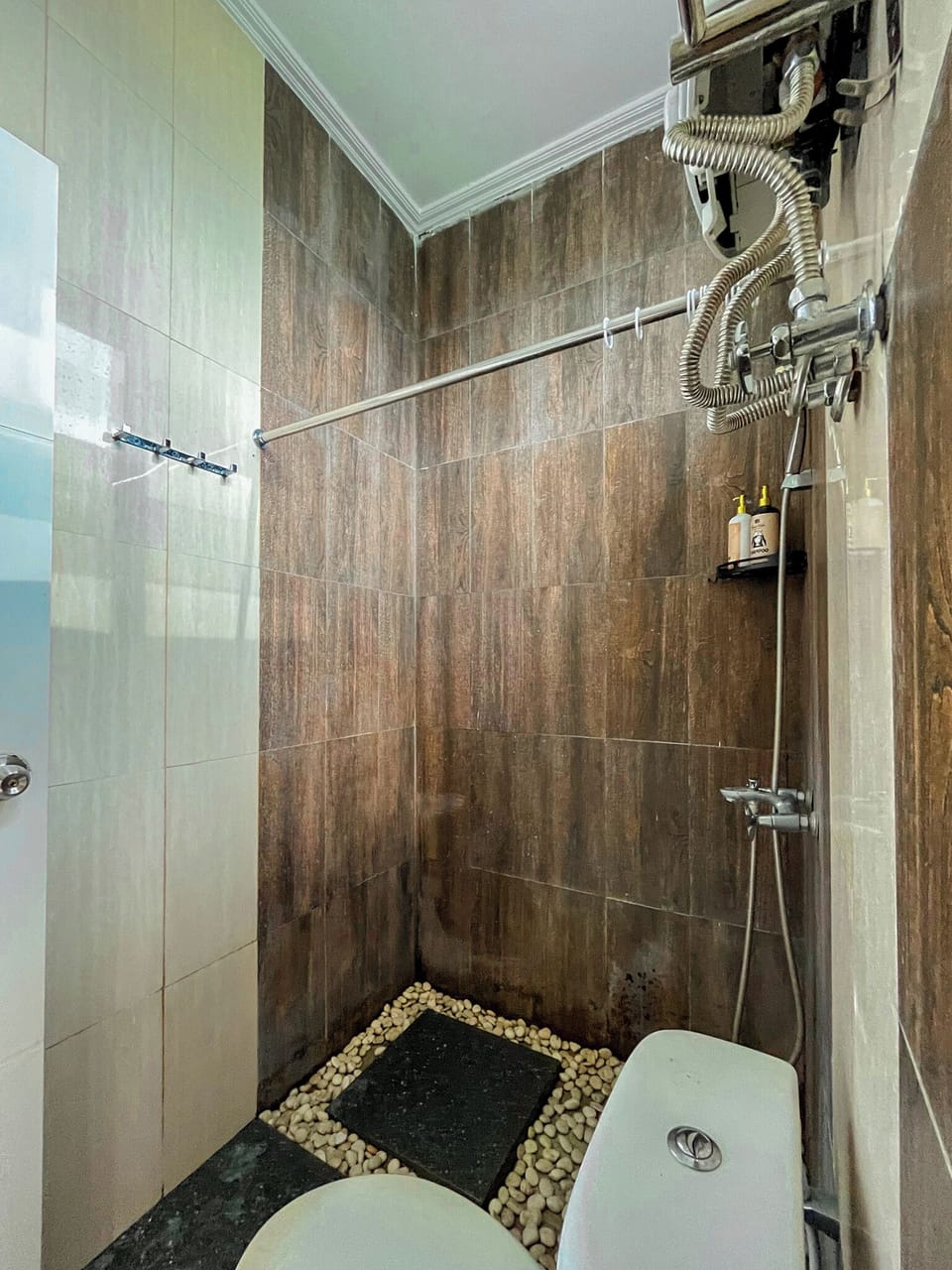 Family Room | Bathroom | Combined shower/tub, rainfall showerhead, designer toiletries, slippers