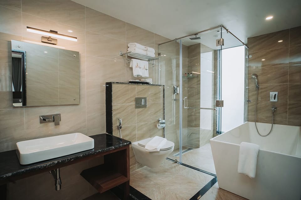 Executive Suite | Bathroom | Free toiletries, hair dryer, slippers, bidet