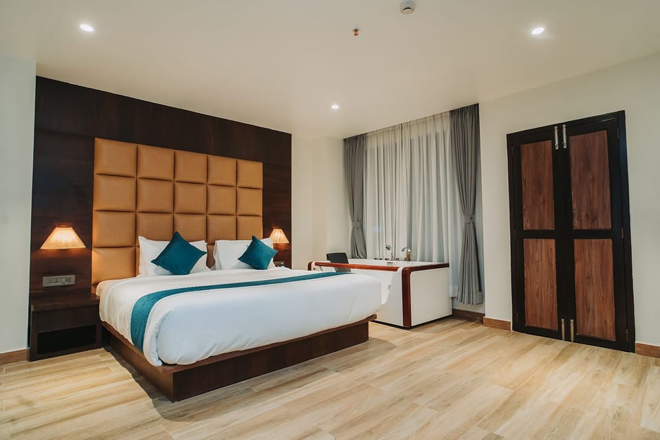 Executive Suite | Egyptian cotton sheets, premium bedding, soundproofing, free WiFi