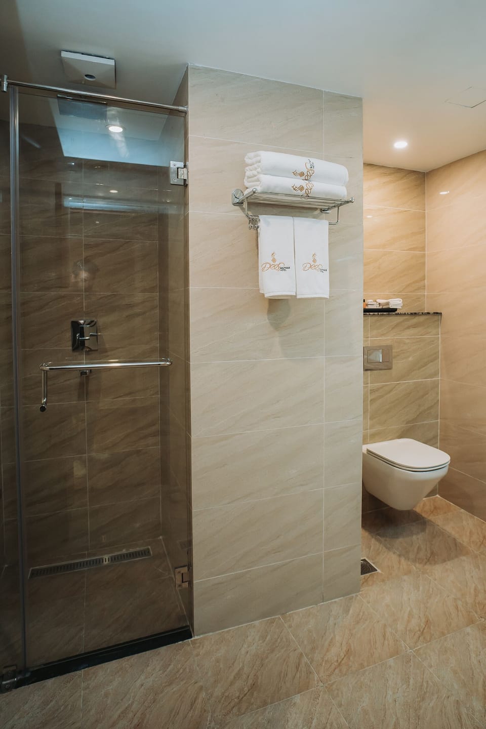 Superior Double Room | Bathroom | Free toiletries, hair dryer, slippers, bidet