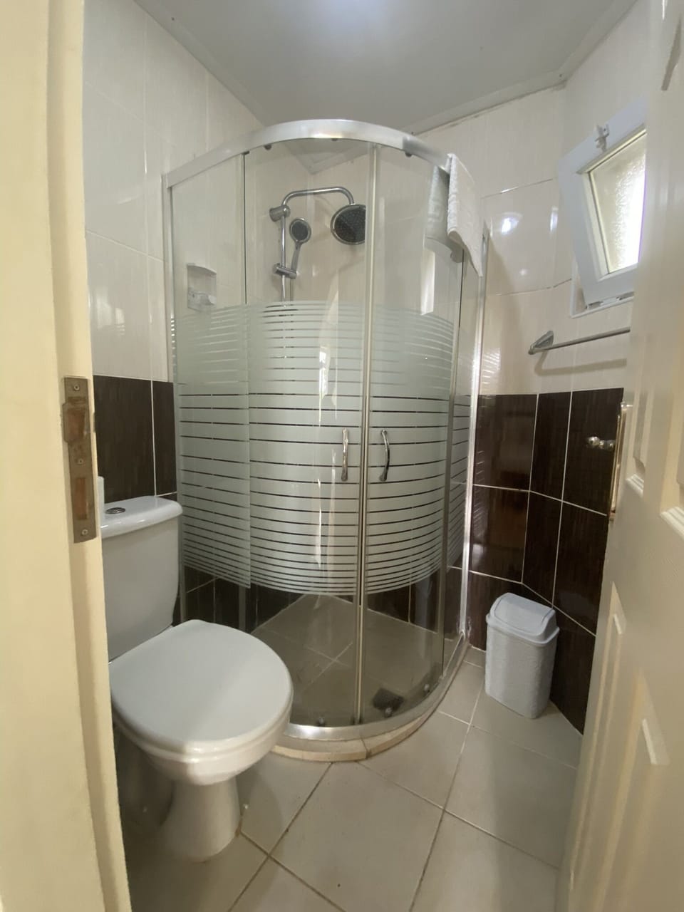 Basic Twin Room | Bathroom | Shower, free toiletries, hair dryer, towels