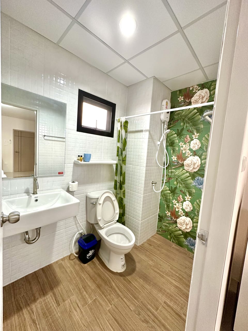 Basic Apartment, 1 Queen Bed | Bathroom | Shower, towels