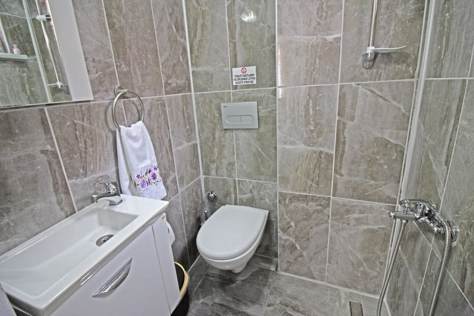 Standard Double Room | Bathroom | Shower, hair dryer, slippers, towels