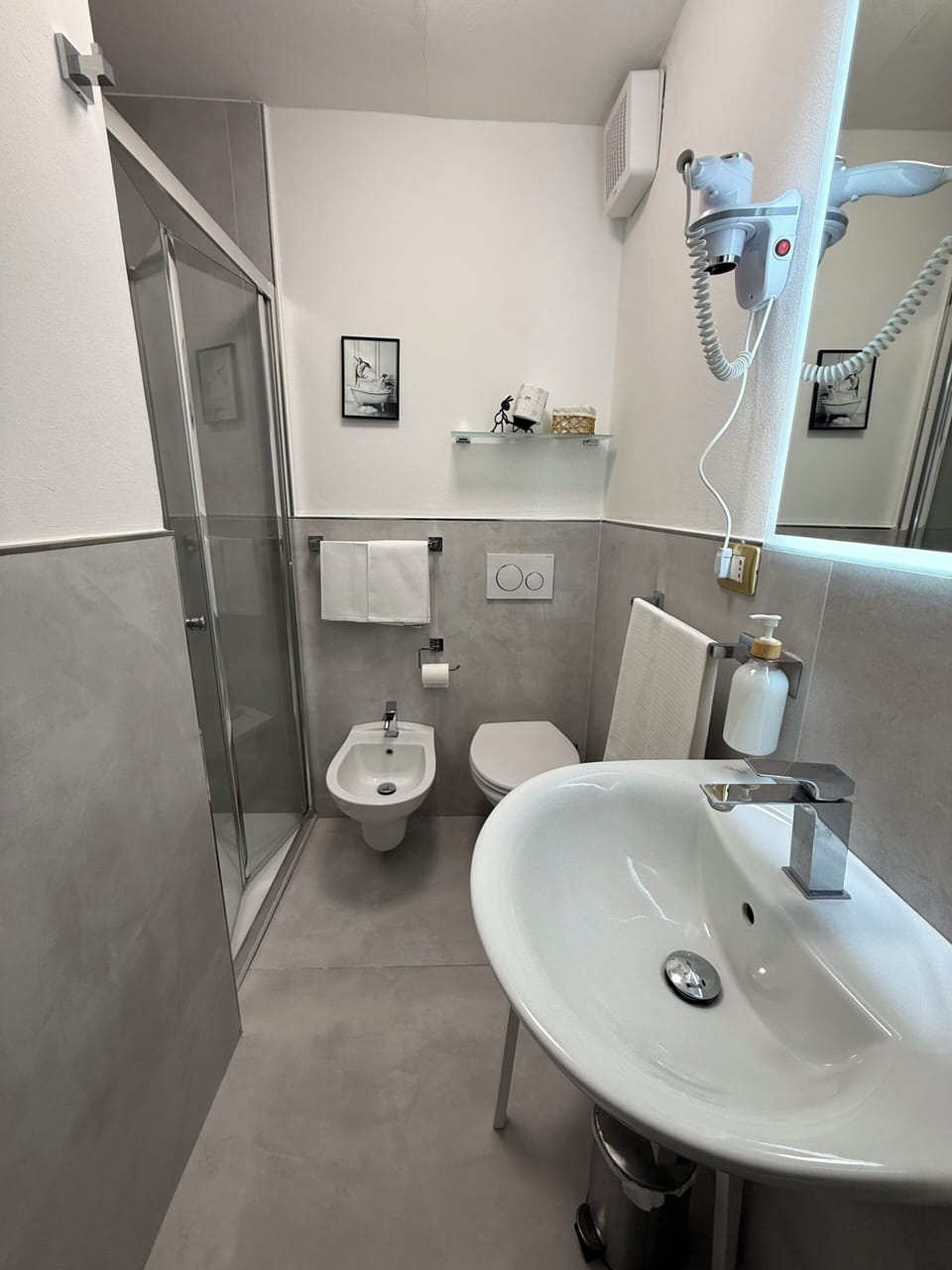 Family Room | Bathroom | Shower, rainfall showerhead, hair dryer, bidet