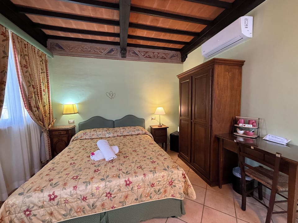 Deluxe Room | Minibar, in-room safe, desk, soundproofing