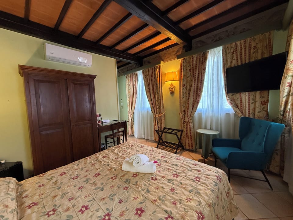 Deluxe Room | Minibar, in-room safe, desk, soundproofing