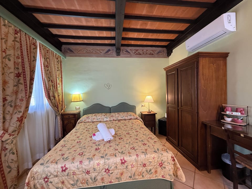Deluxe Room | Minibar, in-room safe, desk, soundproofing