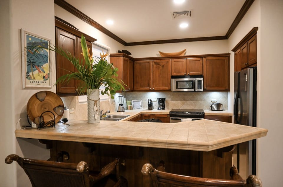 Full-size fridge, microwave, oven, stovetop