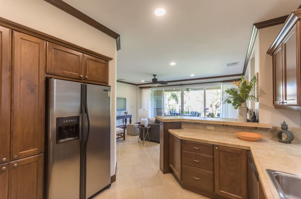 Full-size fridge, microwave, oven, stovetop