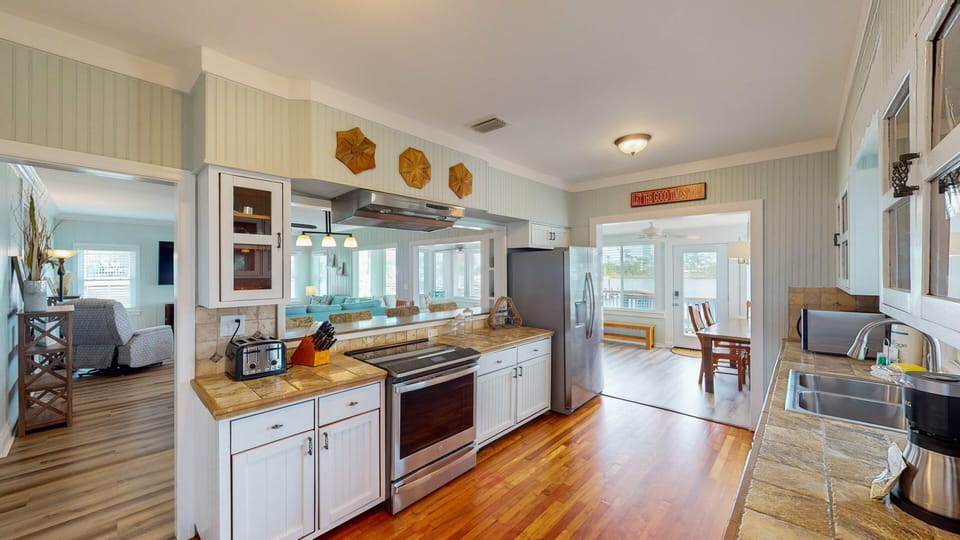 House, Multiple Beds, Balcony (Snells Pace) | Private kitchen | Coffee/tea maker, fridge, microwave, oven