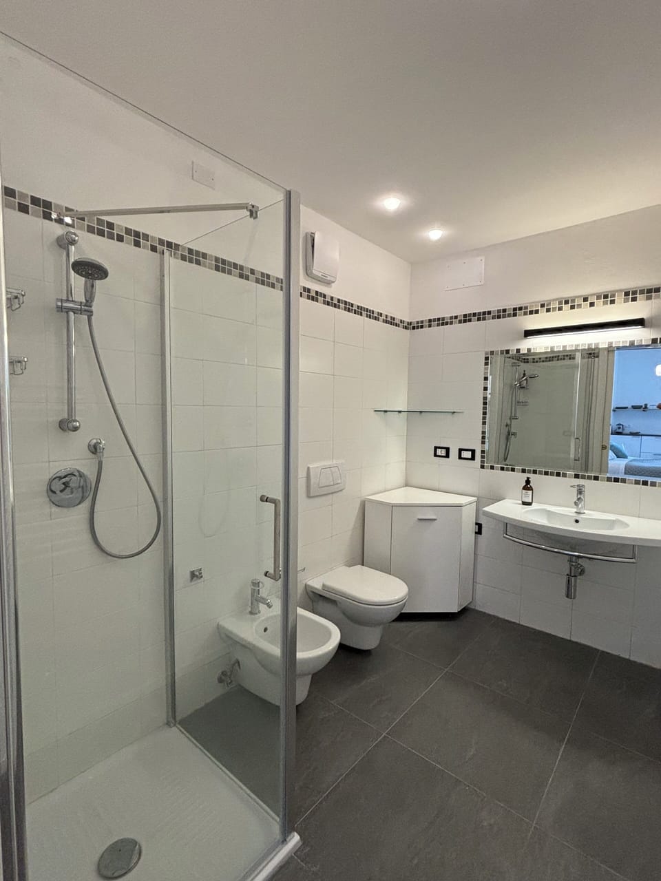 Studio | Bathroom | Shower, rainfall showerhead, bidet, towels