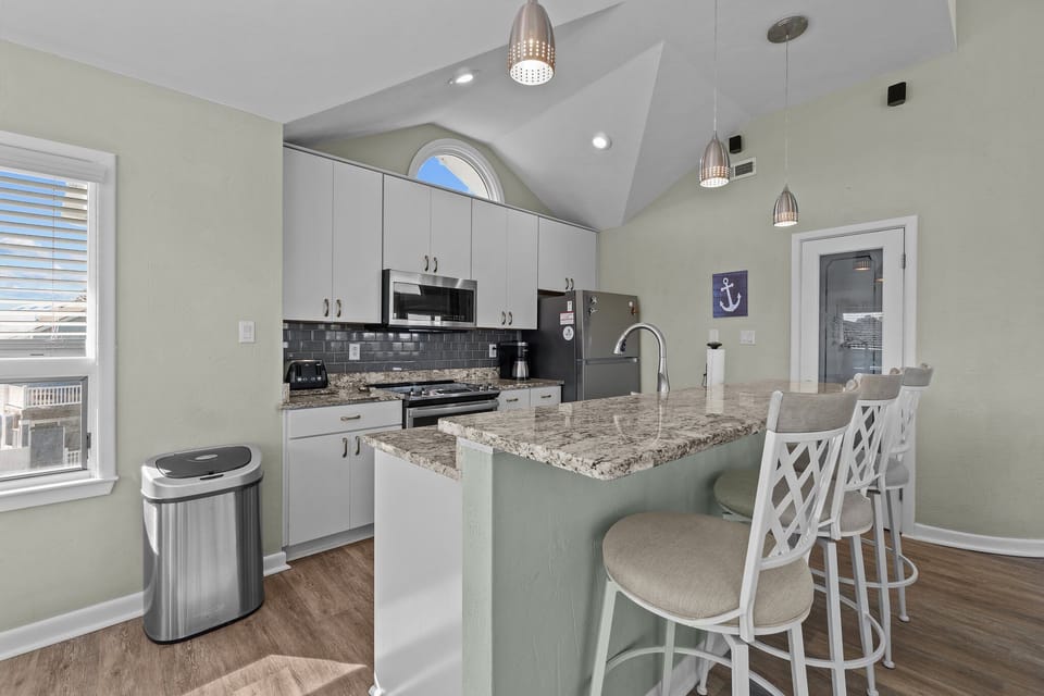 Level 3 Kitchen and breakfast bar 