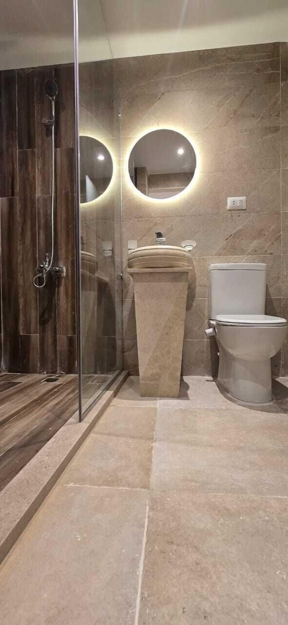 Shower, rainfall showerhead, free toiletries, bidet