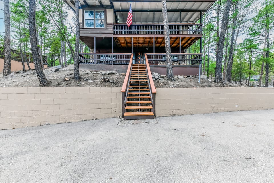 Rustling Pines — a spacious mountain retreat nestled in the tall pines of Ruidoso.