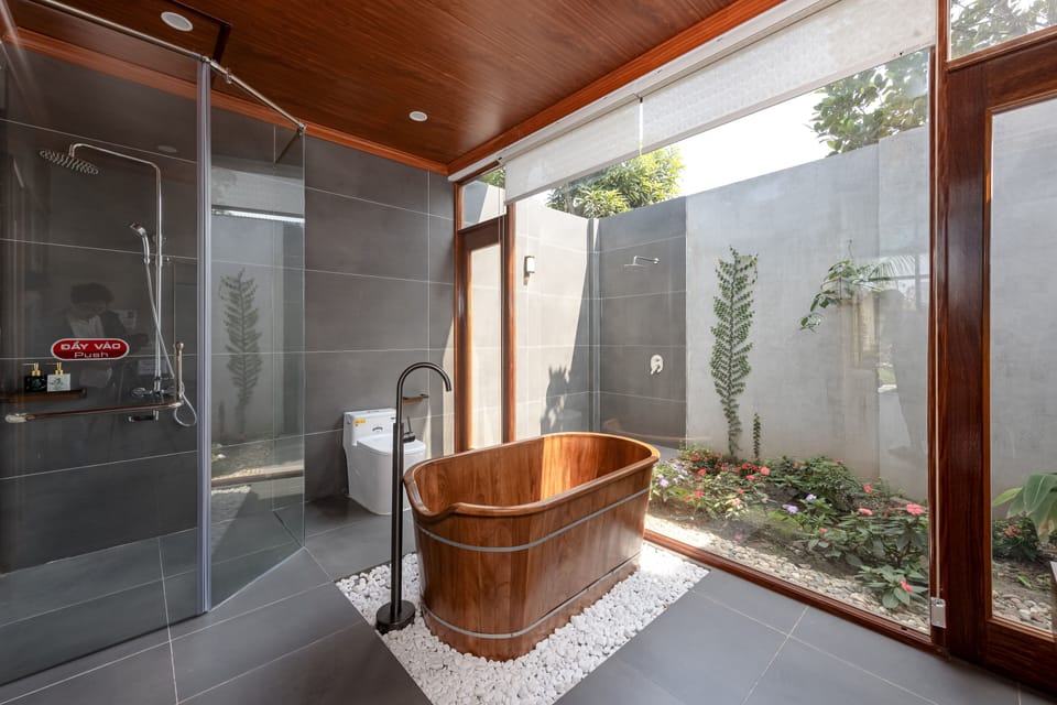 Deluxe Triple Room, Bathtub | Bathroom | Hair dryer, slippers