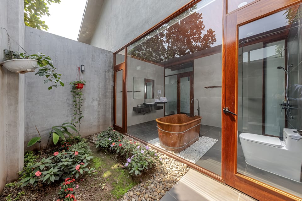 Deluxe Triple Room, Bathtub | Bathroom | Hair dryer, slippers