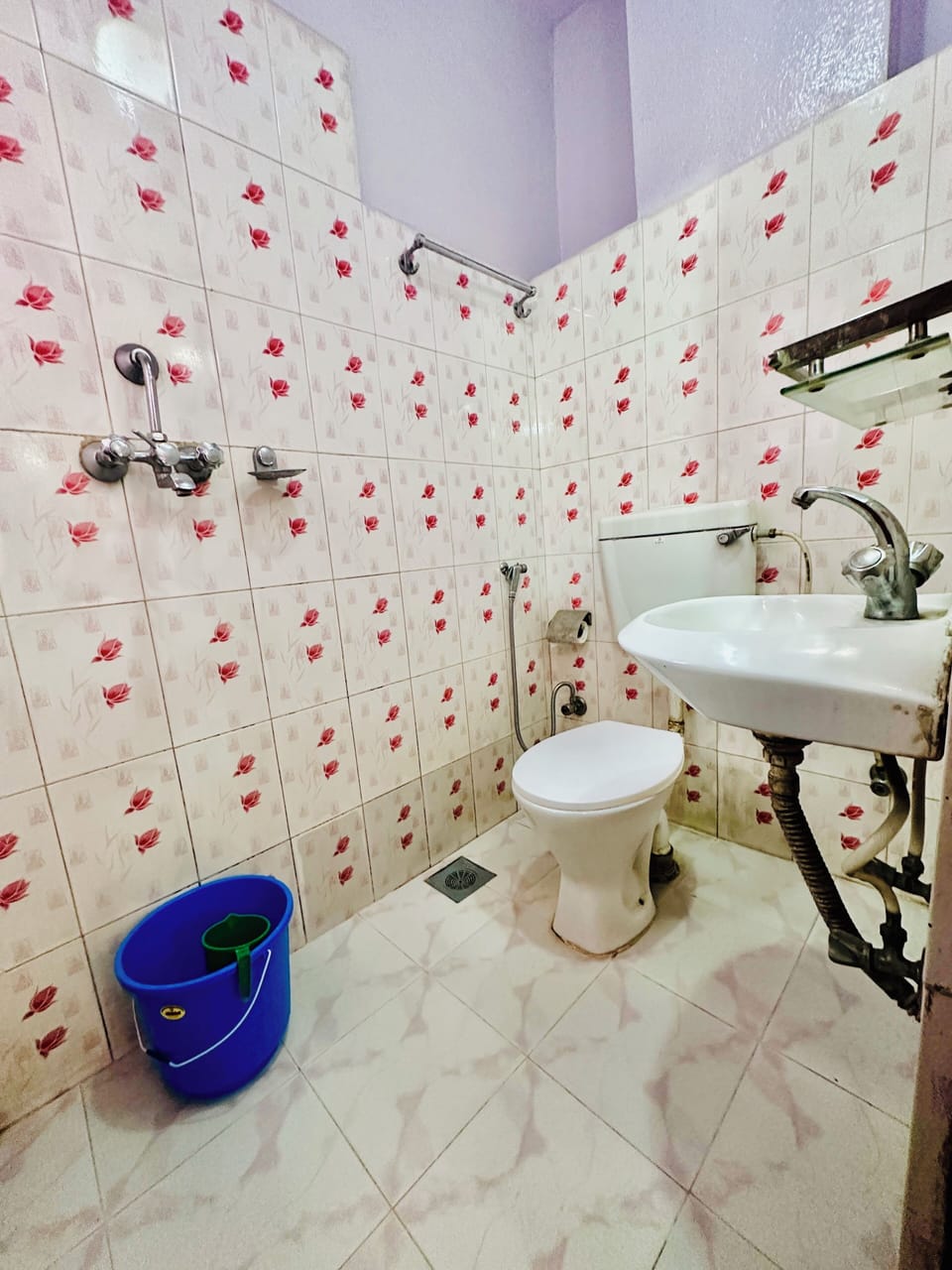 Basic Shared Dormitory | Bathroom | Combined shower/tub, free toiletries, slippers, soap