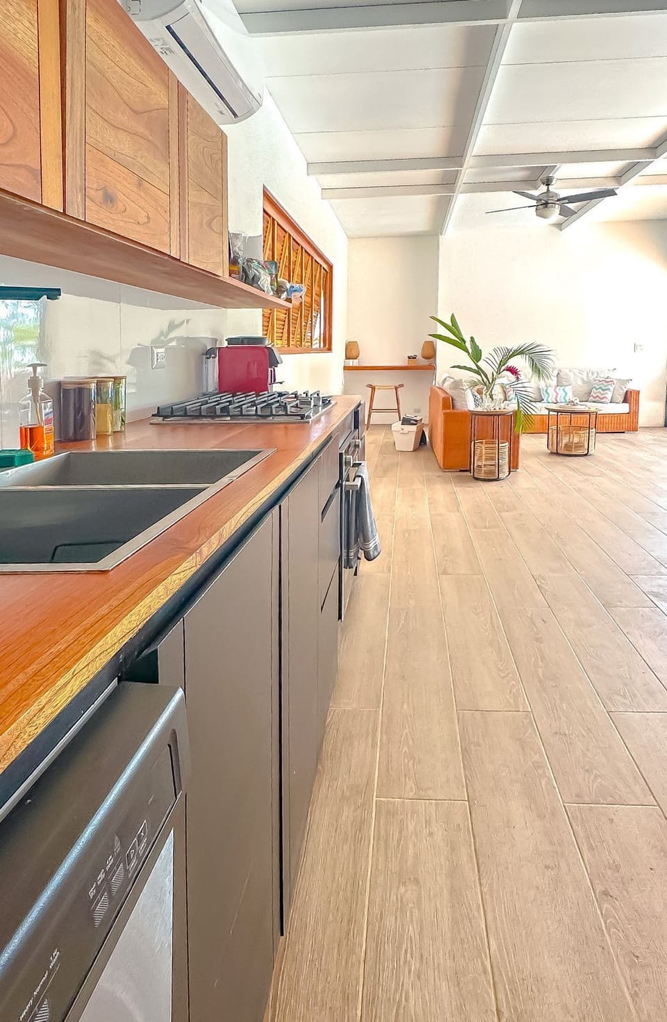 Full-size fridge, microwave, oven, stovetop