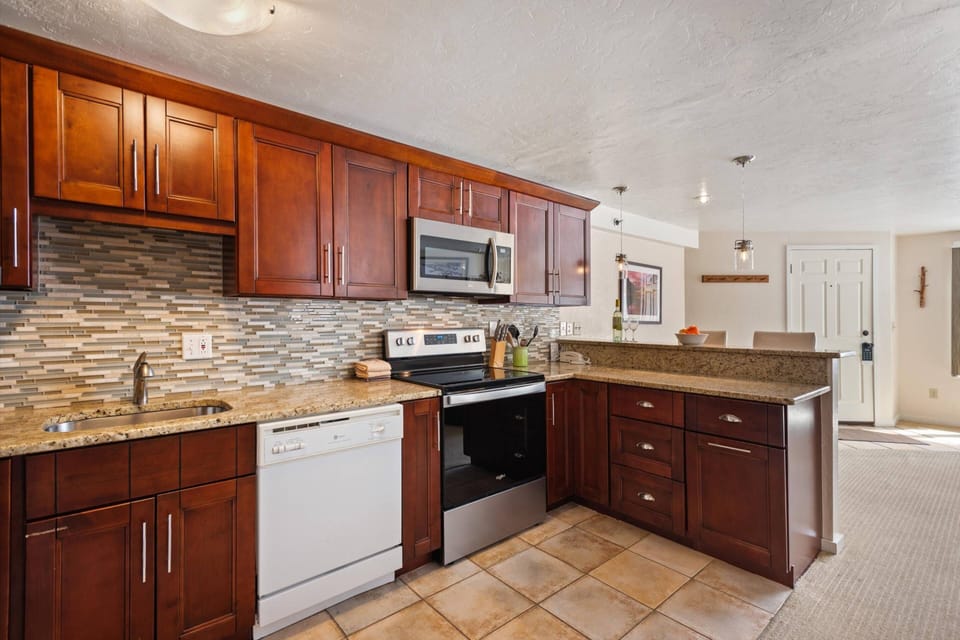 Enjoy a relaxing beverage at the breakfast bar while catching up with your travel companions about your amazing day in Snowmass!