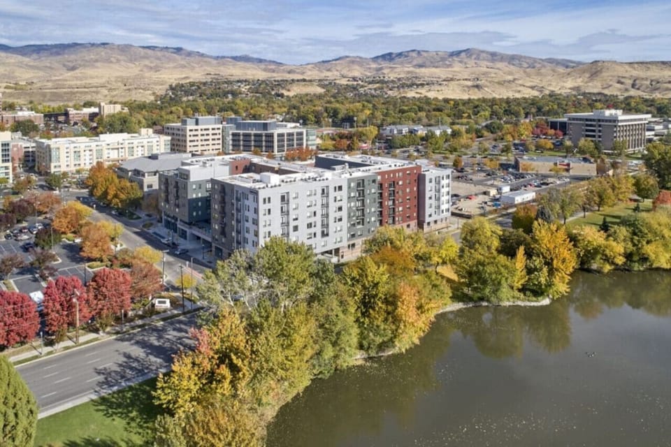 Scenic Splendor: Aerial View of Our Property with Julia Davis Park Pond in the Forefront and Boise Foothills in the Distance! #CloudStays
