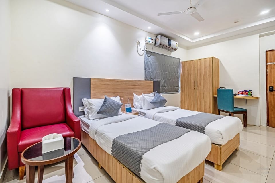 Deluxe Double Room | Desk, laptop workspace, iron/ironing board, free WiFi