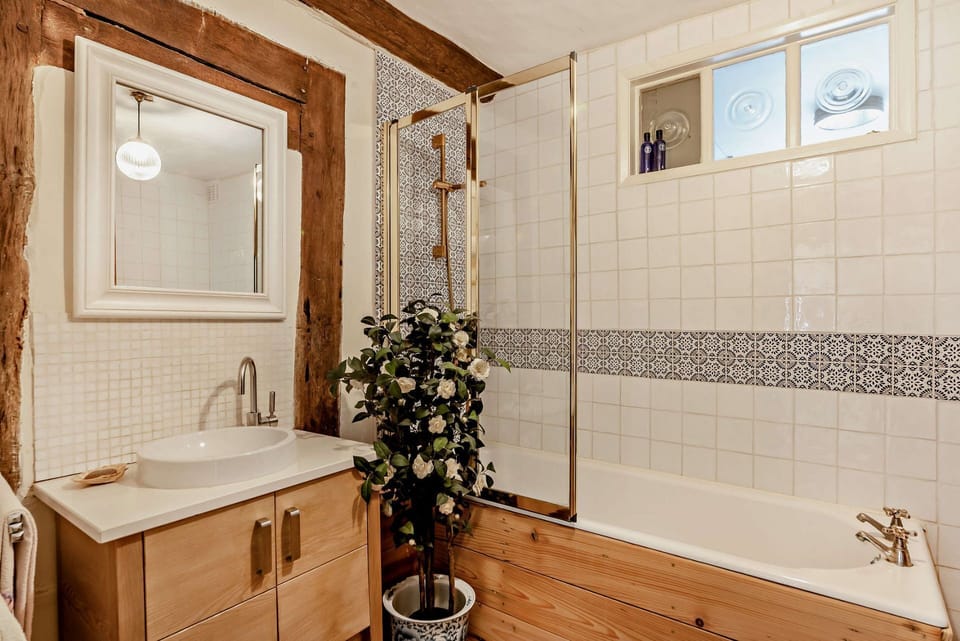 The Court House Family Bathroom - StayCotswold