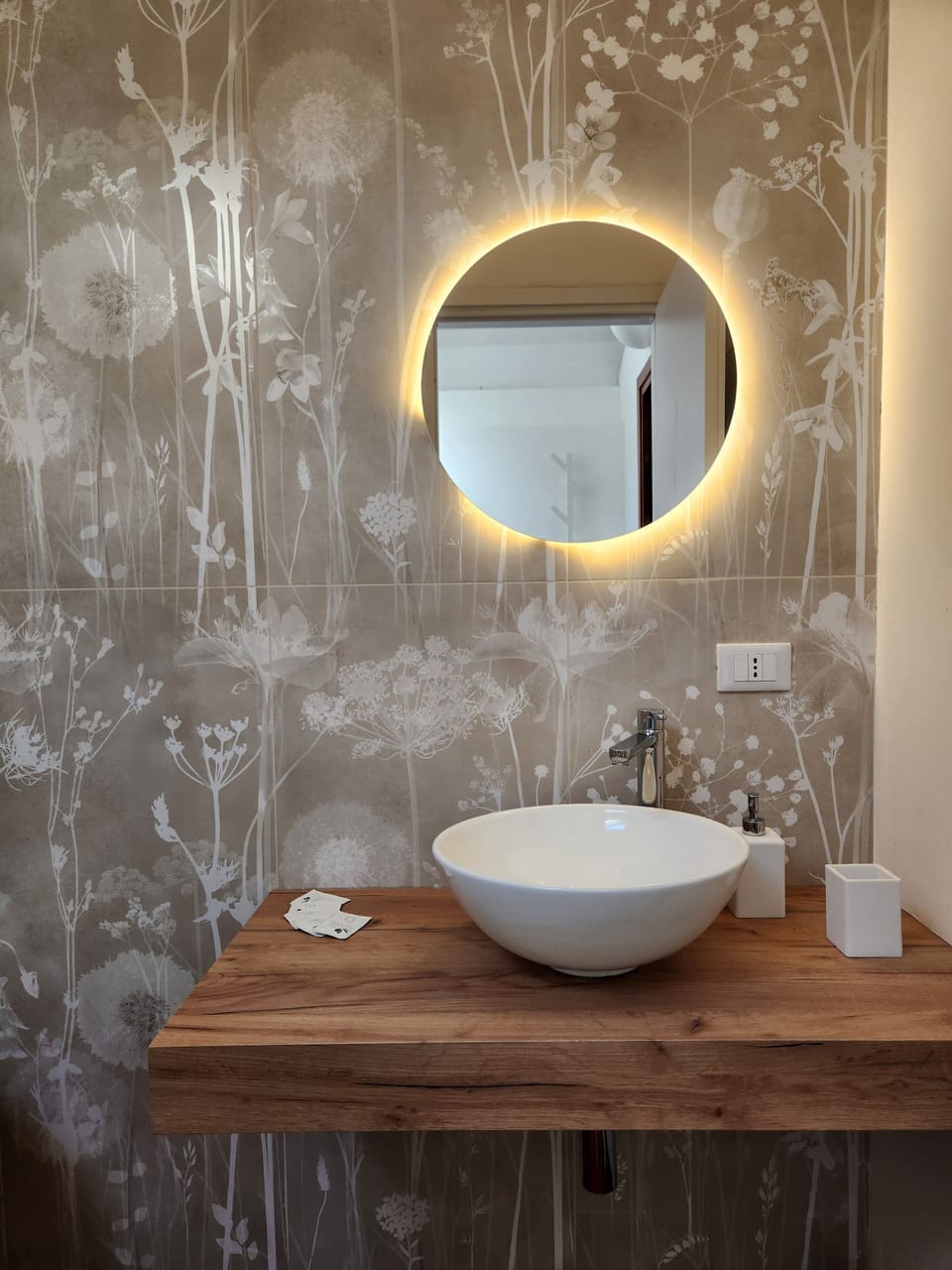 Family Suite | Bathroom | Shower, hair dryer, slippers, bidet