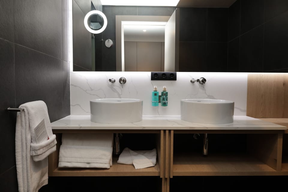 Shower, rainfall showerhead, free toiletries, hair dryer