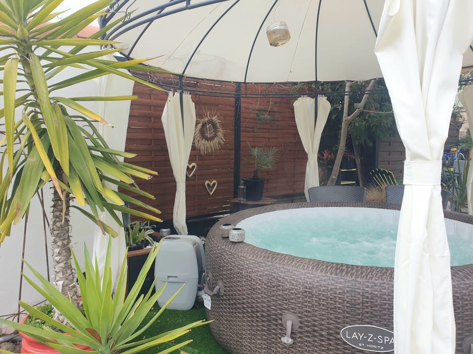 Outdoor spa tub