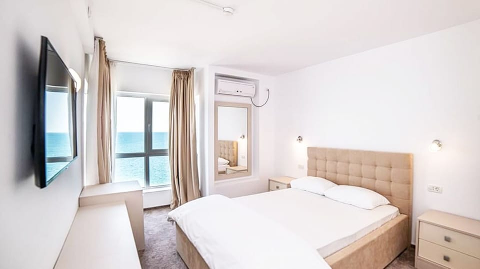 MUNTENIA 3* - Front Triple Room | Minibar, in-room safe, free WiFi, bed sheets