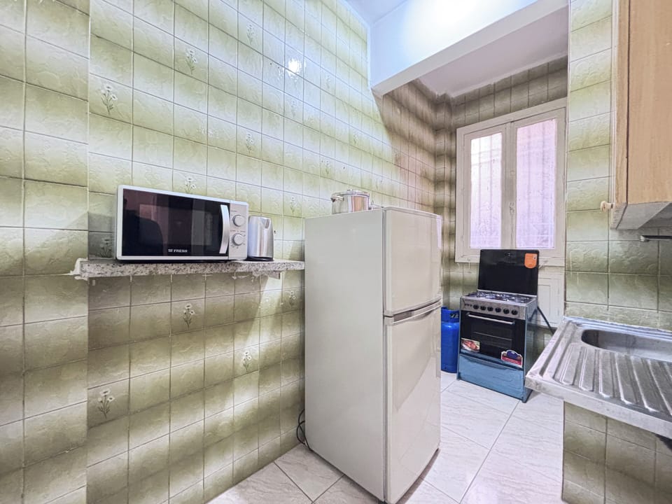 Full-size fridge, microwave, oven, stovetop