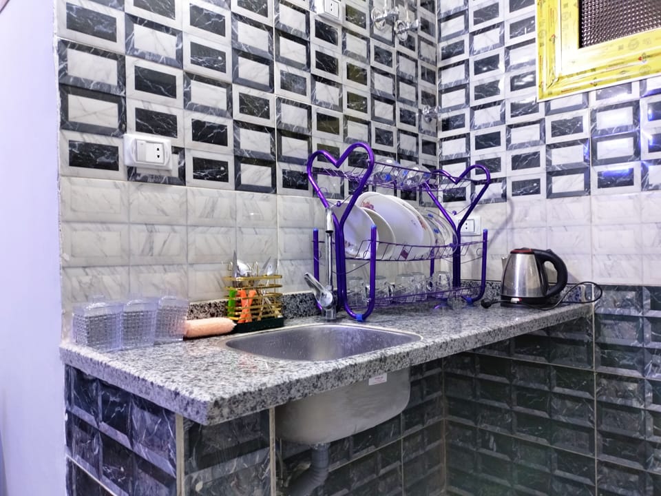 Deluxe Apartment | Private kitchen | Full-size fridge, microwave, oven, stovetop