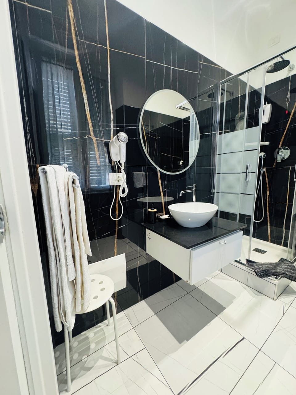 Quadruple Room | Bathroom | Shower, rainfall showerhead, free toiletries, towels