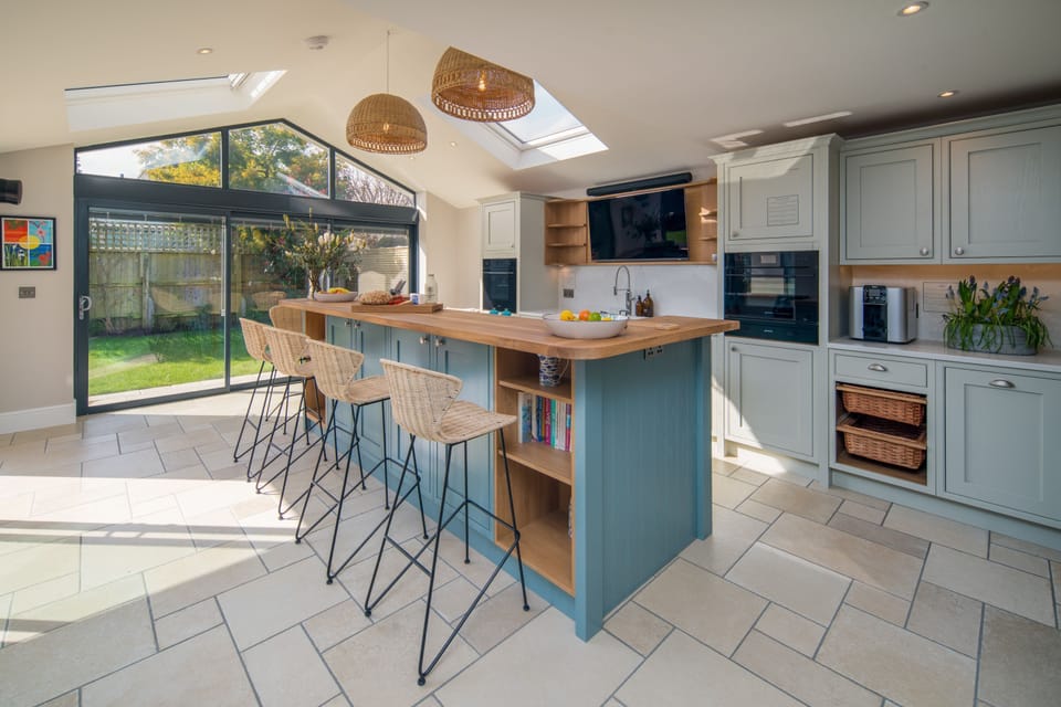 Kitchen & Breakfast bar