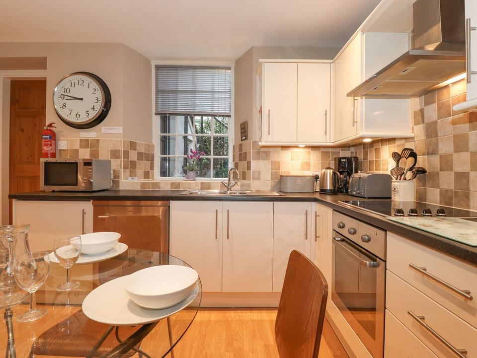 Cottage | Private kitchen | Dishwasher, electric kettle, cookware/dishes/utensils