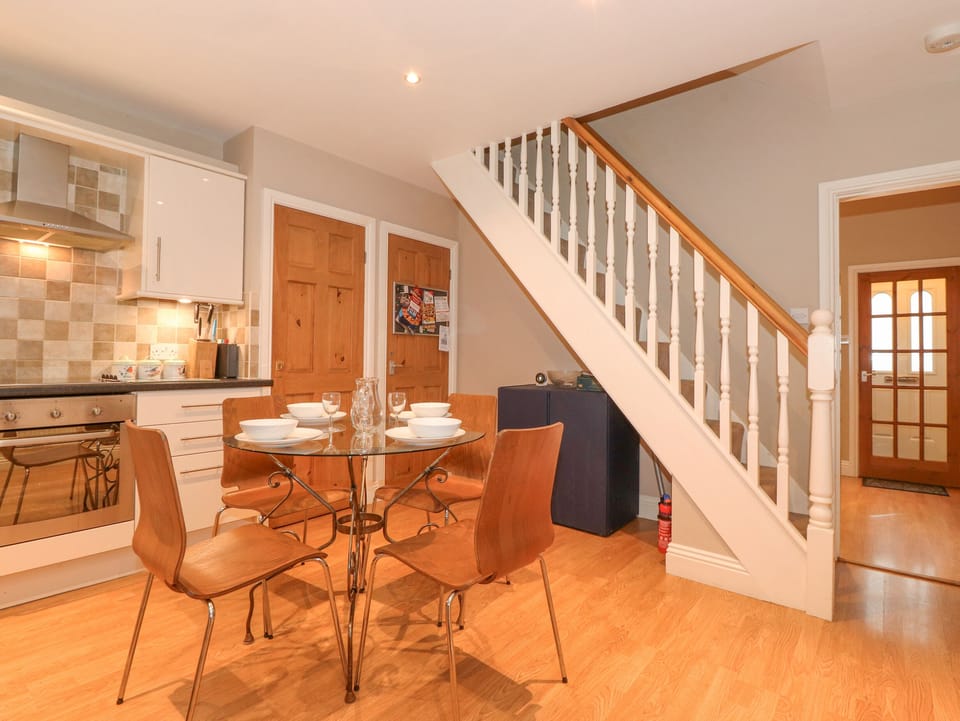 Cottage | Dining