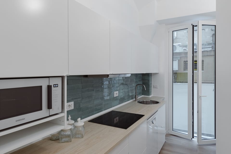 Full-size fridge, microwave, oven, stovetop