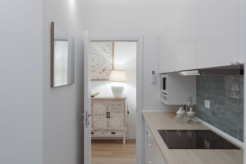 Full-size fridge, microwave, oven, stovetop