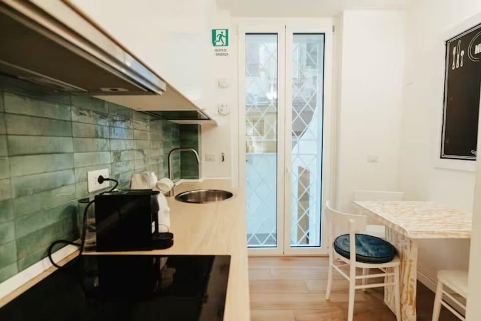 Full-size fridge, microwave, oven, stovetop
