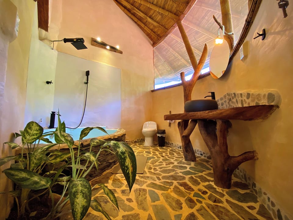 Deluxe Room, Garden View | Bathroom | Towels, soap, shampoo, toilet paper