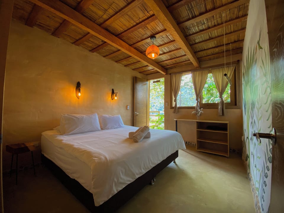 Comfort Room, 1 Queen Bed, Mountain View | Free WiFi