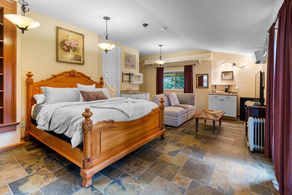 Deluxe Suite | 1 bedroom, premium bedding, down comforters, individually decorated