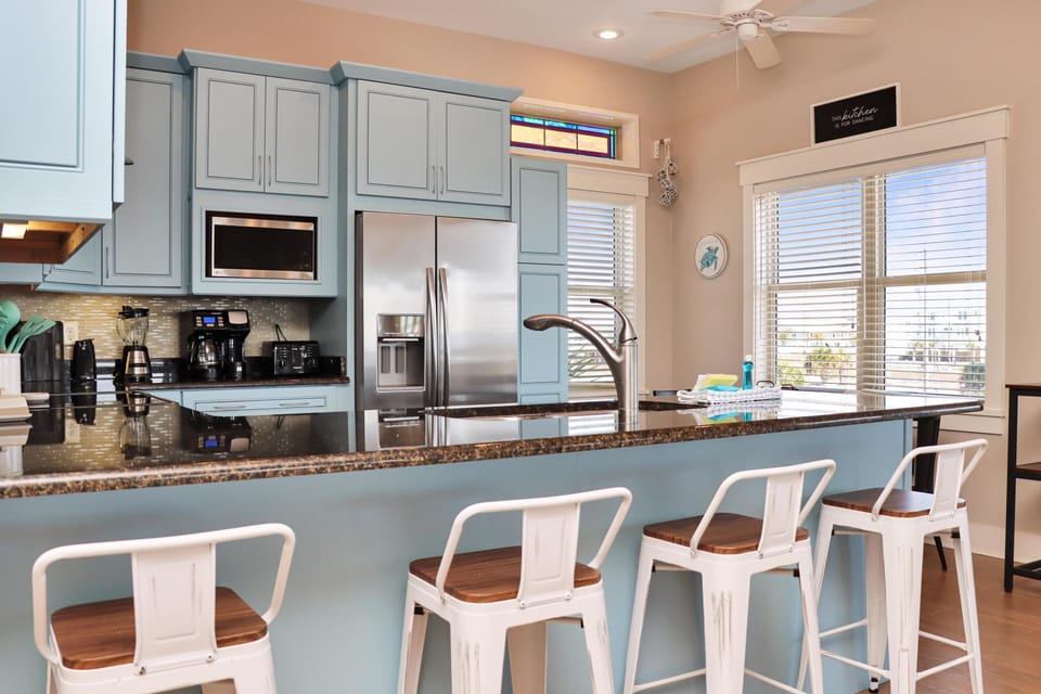 House, Multiple Beds (The Blue Turtle) | Private kitchen | Oven, toaster