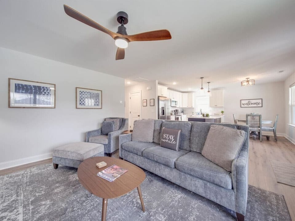 Bright space with trendy decor and cozy furniture, ideal for relaxing after adventures!