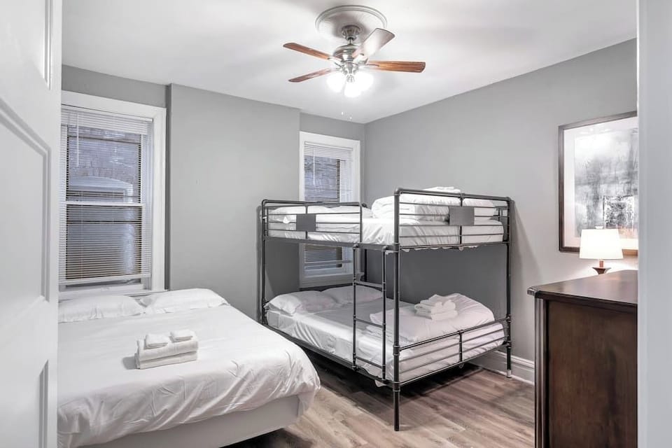 Bedroom 1 - 3 queens
