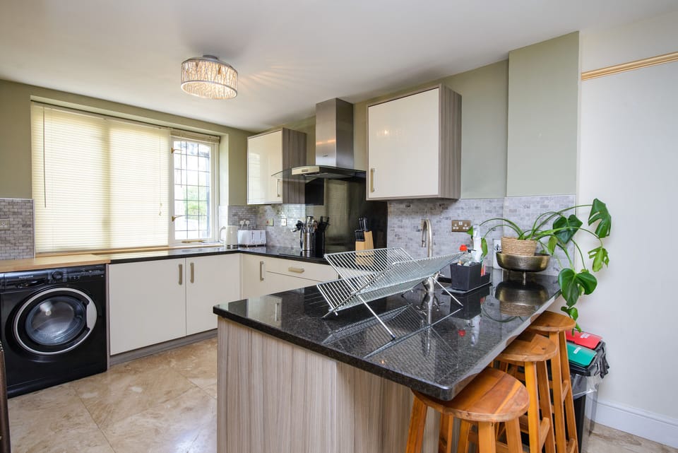 House | Private kitchen | Fridge, microwave, oven, stovetop