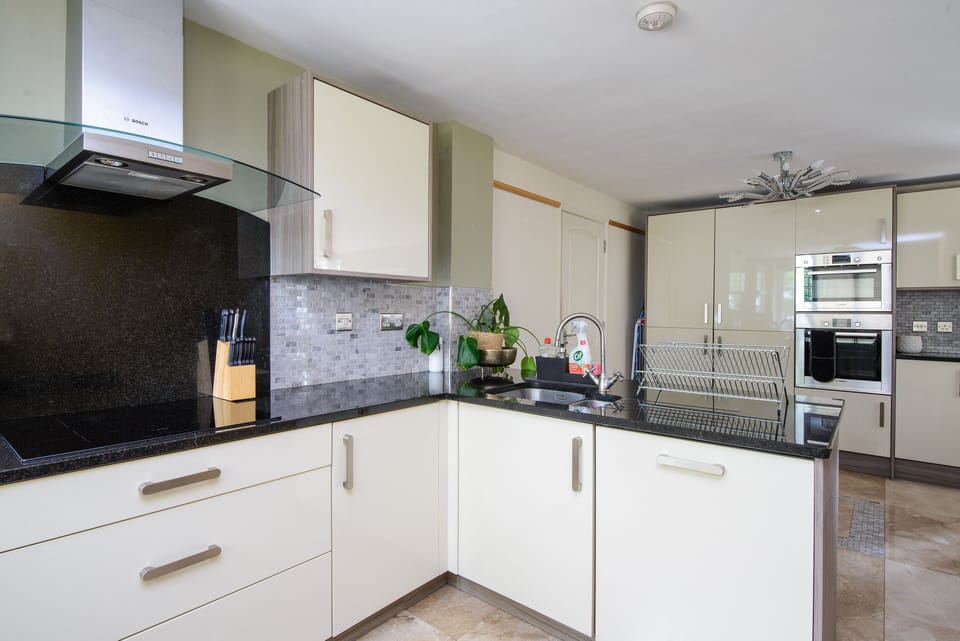 House | Private kitchen | Fridge, microwave, oven, stovetop