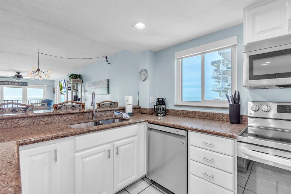 Condo, Multiple Beds (Arie Dam 304) | Private kitchen | Oven, toaster