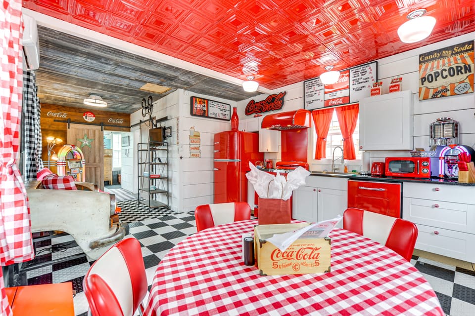 Dining Room | Central Air Conditioning | Free WiFi
